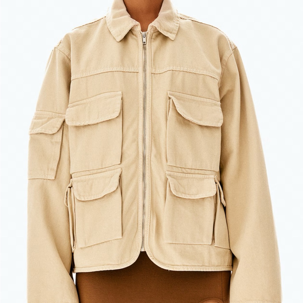 H&M Beige Utility Jacket
Brand New Size S Oversized fits like Medium/Large - Picture 4 of 6